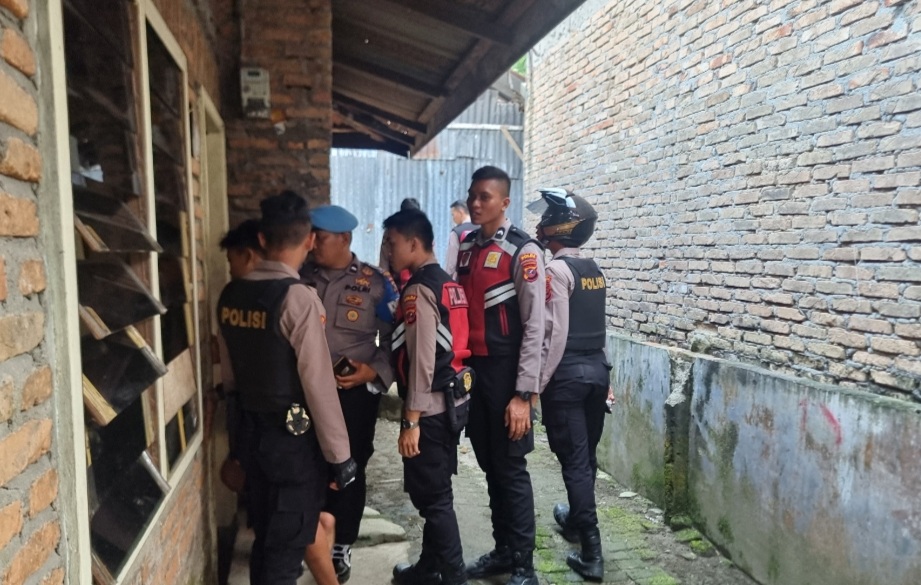 Polisi depan rumah warga.(ist)