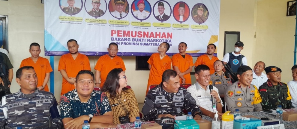 Kepala BNN Sumut, Brigjen Pol Toga H Panjaitan didampingi Wakapoldasu Brigjen Pol Rony Santama memberikan keterangan.(ist)