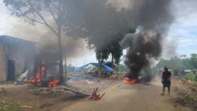 Posko dan sepeda motor dibakar.(ist)