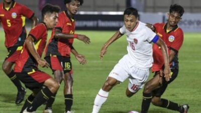 Kapten Timnas U-20 (kostum putih).