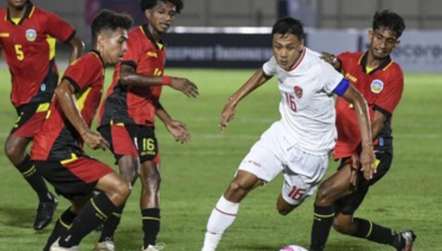 Kapten Timnas U-20 (kostum putih).