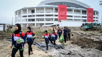 Sejumlah atlet menyusuri akses rusak GOR Voli di Sumut (Foto: Antara/Ilham Kausar)