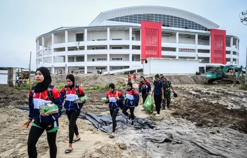 Sejumlah atlet menyusuri akses rusak GOR Voli di Sumut (Foto: Antara/Ilham Kausar)