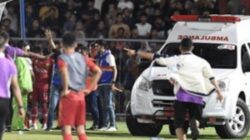 Wasit dievakuasi ke mobil ambulance.(ist)