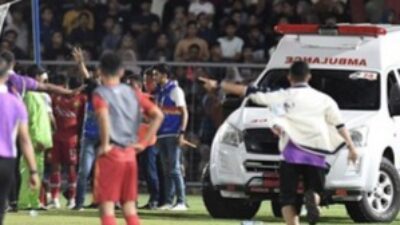 Wasit dievakuasi ke mobil ambulance.(ist)