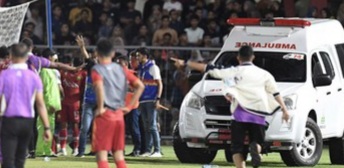 Wasit dievakuasi ke mobil ambulance.(ist)