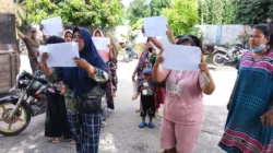 Puluhan emak-emak dari berbagai desa di Kecamatan Pantai Labu, Kabupaten Deliserdang menggeruduk Kantor Camat Pantai Labu.