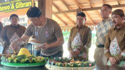 Potong nasi tumpeng.(ist)