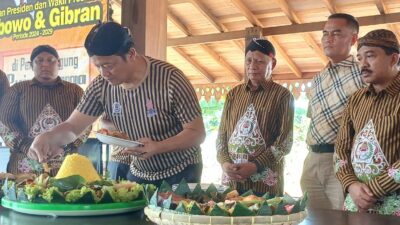 Potong nasi tumpeng.(ist)