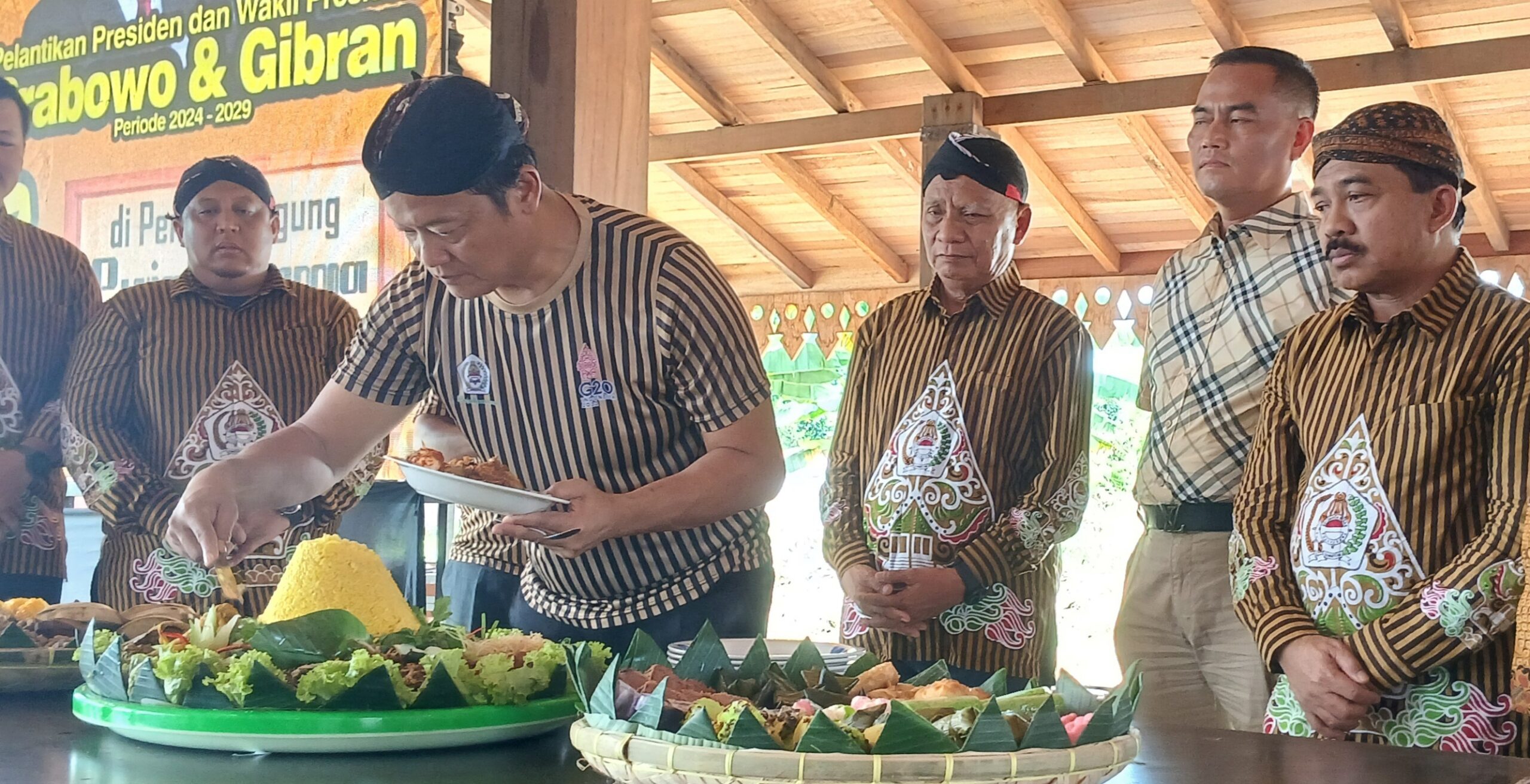 Potong nasi tumpeng.(ist)