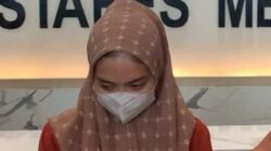 Untari Panggabean (29), pengasuh anak di Murni Day Care resmi dijadikan tersangka dalam kasus penganiayaan di tempat penitipan anak Murni Day Care