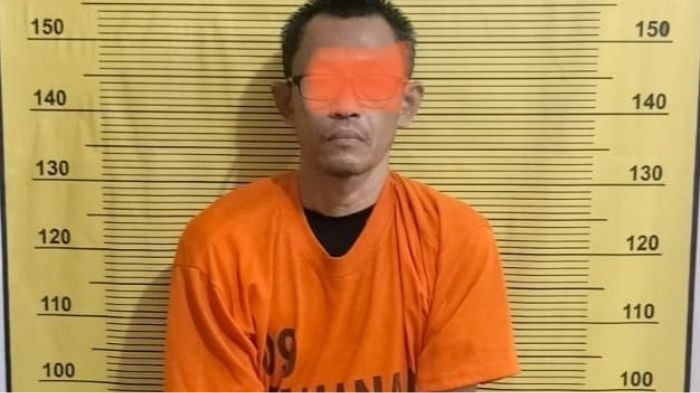 DS alias Tarso (50), pengedar sabu yang dikenal sebagai 'pemain lama' kasus narkoba tak berkutik saat digerebek polisi.