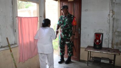 Dandim 0207/Simalungun, Letkol Inf Slamet Faojan berbincang dengan Tiolina Boru Saragih.(ist)