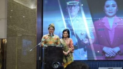 Kapolrestabes Medan, Kombes Pol Gidion Arif Setyawan bersama istri di podium.(ist)