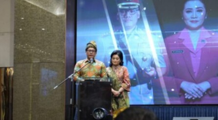 Kapolrestabes Medan, Kombes Pol Gidion Arif Setyawan bersama istri di podium.(ist)