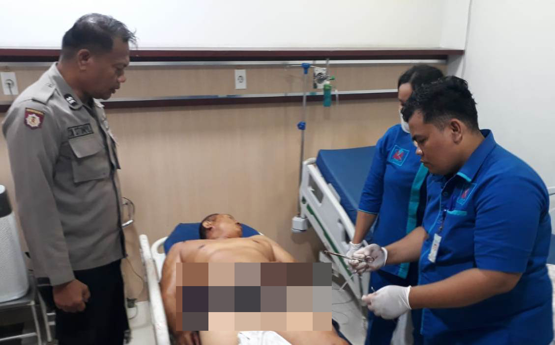 Adi Prayetno (49) warga Dusun IV, Gang Pringgan, Desa Telaga Sari, Kecamatan Tanjungmorawa, Kabupaten Deliserdang ditemukan tewas dengan kondisi luka tusuk dan bacok di lengan, bahu dan pahanya.