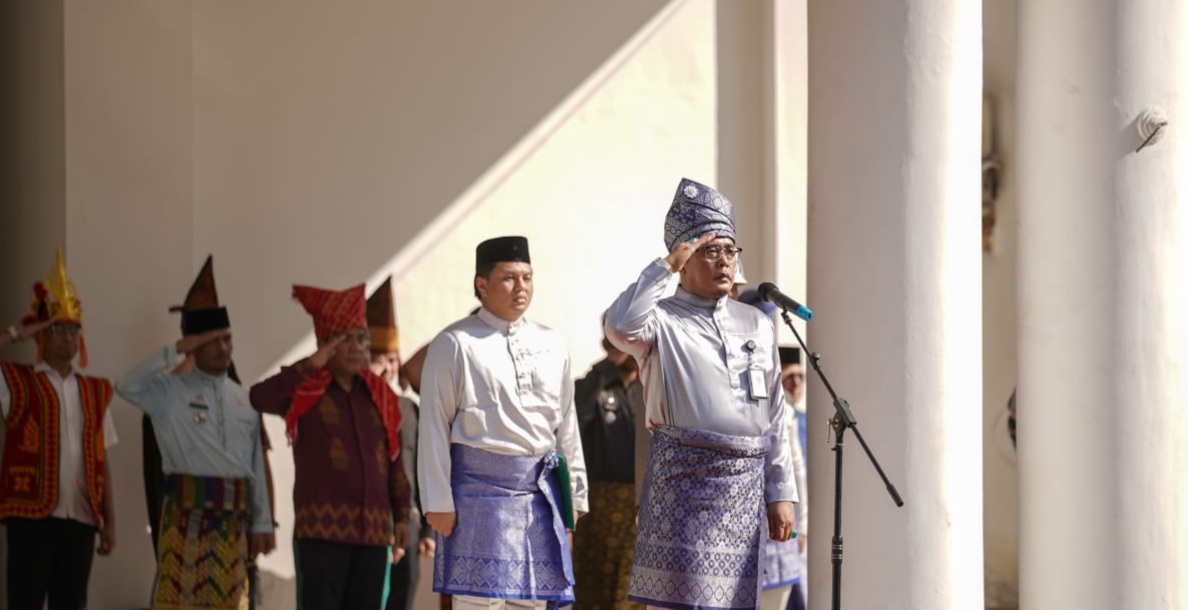 Plt Wali Kota Medan, H Aulia Rachman bertindak sebagai inspektur upacara.(*)