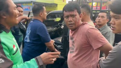 Satu dari dua tersangka sindikat pembawa 25 Kg sabu yang diamankan petugas Polres Asahan di kawasan Deliserdang. Para pelaku dikendalikan T, napi Lapas Klas IA Tanjunggusta Medan.