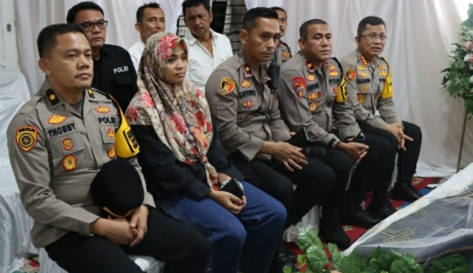 Kapolrestabes Medan, Kombes Pol Teddy John Sahala Marbun dan jajaran di rumah duka.(ist)