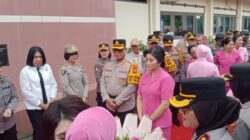 Kombes Pol Gidion Arief Setyawan bersama istri disela-sela acara.(ist)