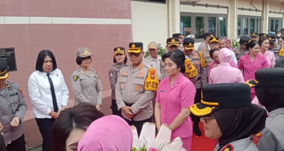 Kombes Pol Gidion Arief Setyawan bersama istri disela-sela acara.(ist)