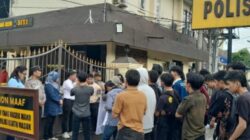 Aksi demo depan Mapolrestabes Medan.(ist)