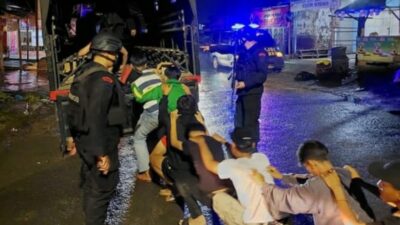 Anggota geng motor antri naik truk polisi. (ist)