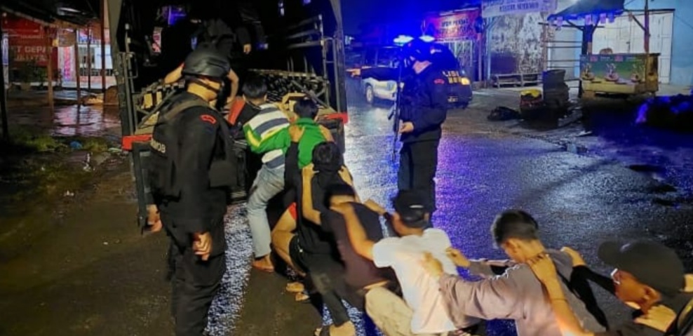 Anggota geng motor antri naik truk polisi. (ist)