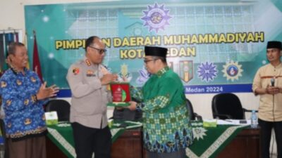 Kapolrestabes Medan, Kombes Pol Gidion Arif Setyawan terima cendera mata dari PDM Kota Medan.(ist)