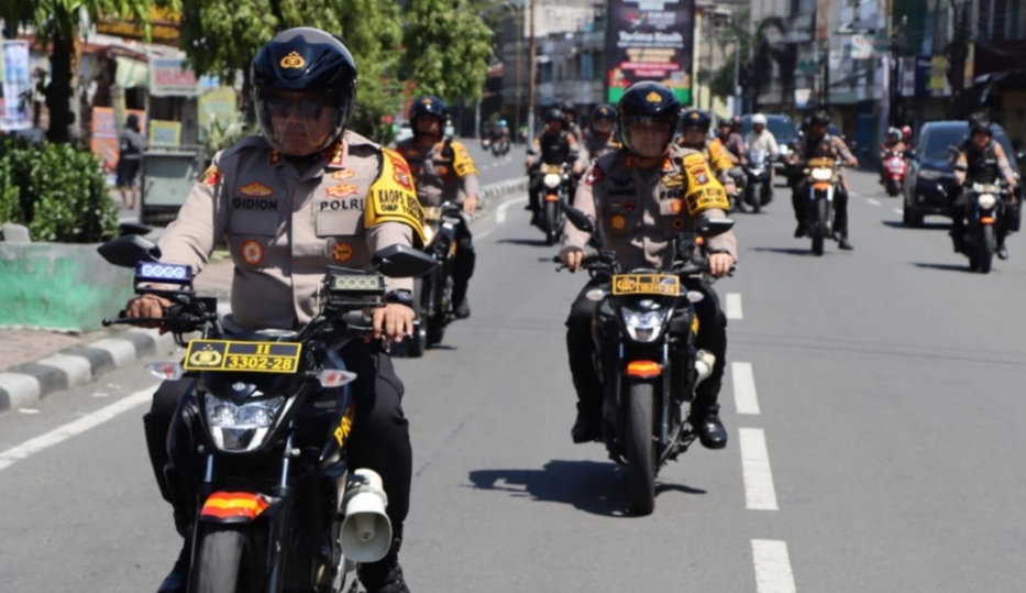 Kapolrestabes Medan Kombes Pol Gidion Arif Setyawan (depan) bersama PJU giat patroli. (ist)