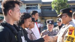 Kombes Pol Gidion Arif Setyawan menyerahkan reward kepada personel berprestasi.(ist)