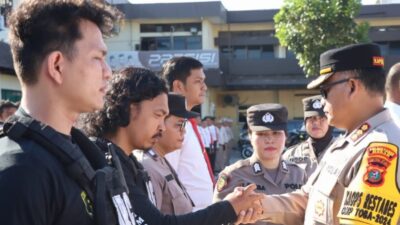 Kombes Pol Gidion Arif Setyawan menyerahkan reward kepada personel berprestasi.(ist)