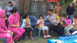 Kapolrestabes Medan, Kombes Pol Gidion Arif Setyawan berbaur dengan anak-anak korban kebakaran.(ist)