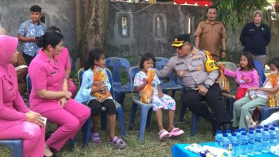 Kapolrestabes Medan, Kombes Pol Gidion Arif Setyawan berbaur dengan anak-anak korban kebakaran.(ist)