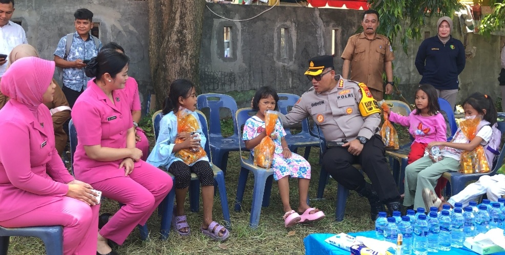 Kapolrestabes Medan, Kombes Pol Gidion Arif Setyawan berbaur dengan anak-anak korban kebakaran.(ist)