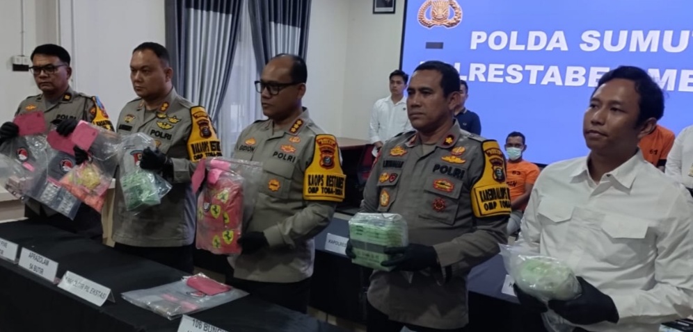 Kapolrestabes Medan, Kombes Pol Gidion Arif Setyawan (tengah) memperlihatkan barang bukti narkoba.(Keisa)