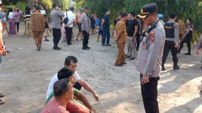 Kapolsek Sunggal Kompol Bambang Gunanti Hutabarat menginterogasi tersangka.(ist)