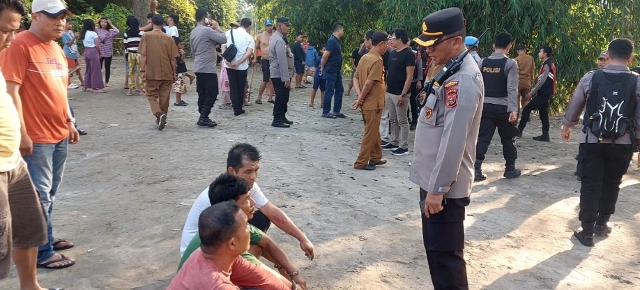 Kapolsek Sunggal Kompol Bambang Gunanti Hutabarat menginterogasi tersangka.(ist)