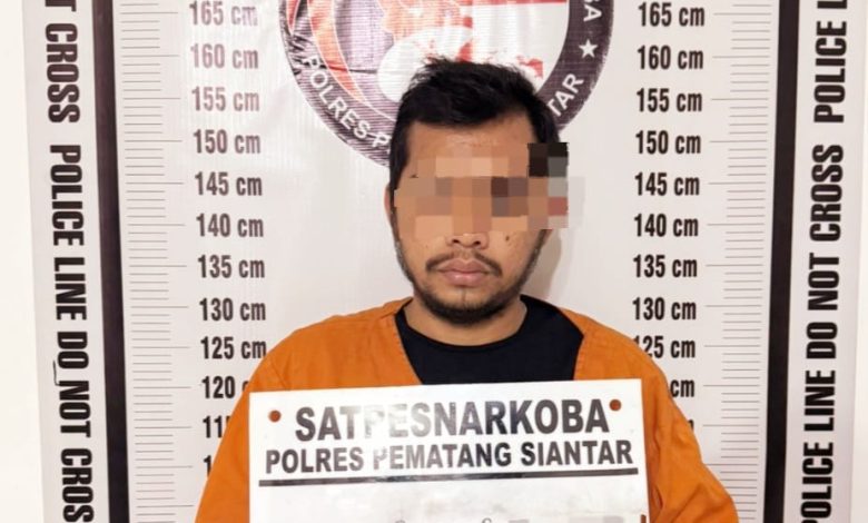 Petugas Sat Res Narkoba Polres Siantar membekuk pengedar sabu berinisial RBS (24).