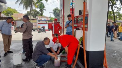 Stasiun Pengisian Bahan Bakar Umum (SPBU) 14.211.207 di simpang Sambo, Jalan Asahan, Kecamatan Siantar Timur, Kota Siantar diduga menjual BBM pertalite bercampur air.(mistar.id)