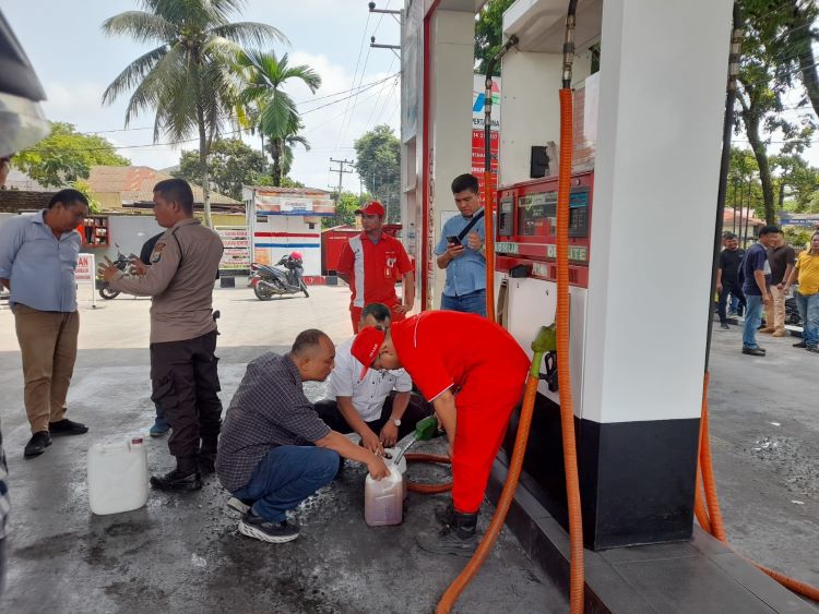 Stasiun Pengisian Bahan Bakar Umum (SPBU) 14.211.207 di simpang Sambo, Jalan Asahan, Kecamatan Siantar Timur, Kota Siantar diduga menjual BBM pertalite bercampur air.(mistar.id)