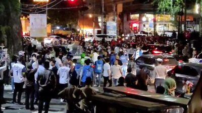 Suasana ricuh usai debat Pilgub Sumut di Jalan Pengadilan, Kota Medan, Rabu (6/11/2024) malam.