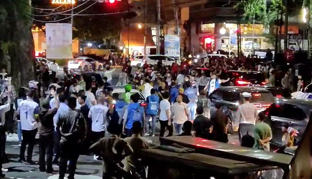 Suasana ricuh usai debat Pilgub Sumut di Jalan Pengadilan, Kota Medan, Rabu (6/11/2024) malam.