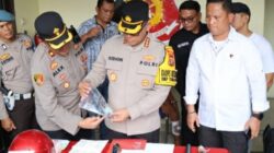 Kapolrestabes Medan Kombes Pol Gidion Arif Setyawan memeriksa barang bukti.(ist)