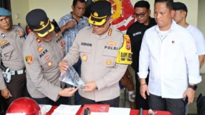 Kapolrestabes Medan Kombes Pol Gidion Arif Setyawan memeriksa barang bukti.(ist)