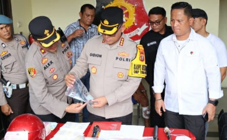 Kapolrestabes Medan Kombes Pol Gidion Arif Setyawan memeriksa barang bukti.(ist)