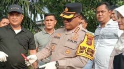 Kapolrestabes Medan, Kombes Pol Gidion Arif Setyawan memperlihat sebilah pisau ada bekas lumuran darah.(ist)