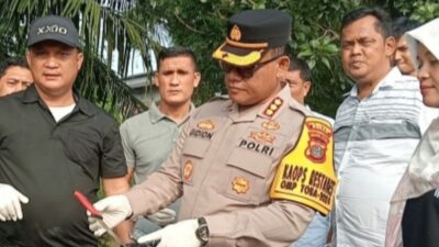 Kapolrestabes Medan, Kombes Pol Gidion Arif Setyawan memperlihat sebilah pisau ada bekas lumuran darah.(ist)