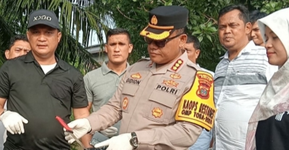 Kapolrestabes Medan, Kombes Pol Gidion Arif Setyawan memperlihat sebilah pisau ada bekas lumuran darah.(ist)