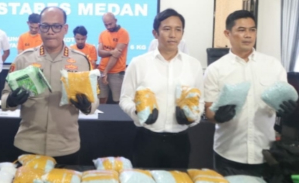 Dari kiri, Kapolrestabes Medan, Kombes Pol Gidion Arif Setyawan didampingi Kasat Narkoba Polrestabes Medan, Kompol Adrian Rizky Lubis dan Kanit 2 Sat Narkoba, AKP Heriadi memperlihatkan barang bukti.(ist)